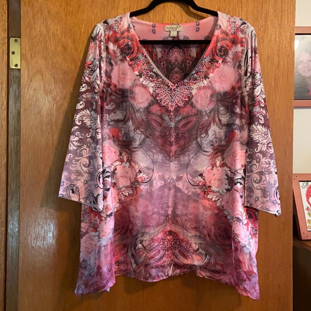 One world size 2x tunic. 3/4 sleeve
